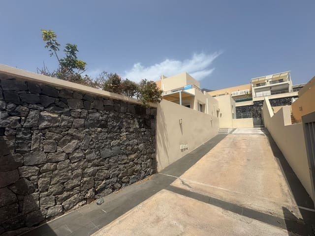 3 bedroom Villa for sale in Costa Adeje, Adeje with garage - € 820,000 (Ref: 9386278)