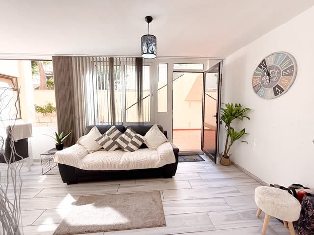 2 soverom Leilighet til salgs i Los Cristianos, Arona med svømmebasseng - € 350 000 (Ref: 9759513)