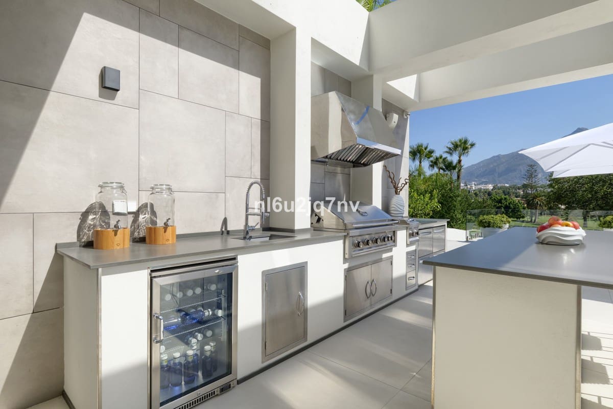 9 soveværelse Villa til salg i Nueva Andalucia med swimmingpool garage - € 11.800.000 (Ref: 5168277)