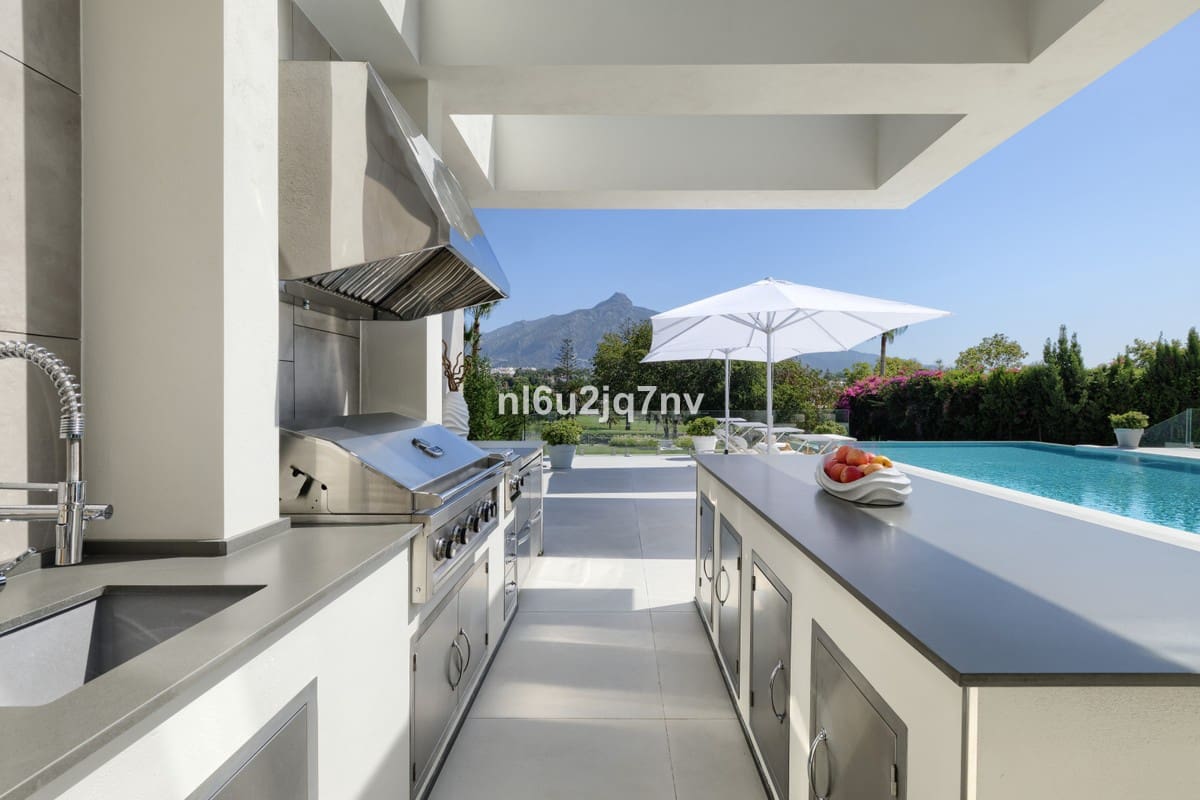 9 soveværelse Villa til salg i Nueva Andalucia med swimmingpool garage - € 11.800.000 (Ref: 5168277)