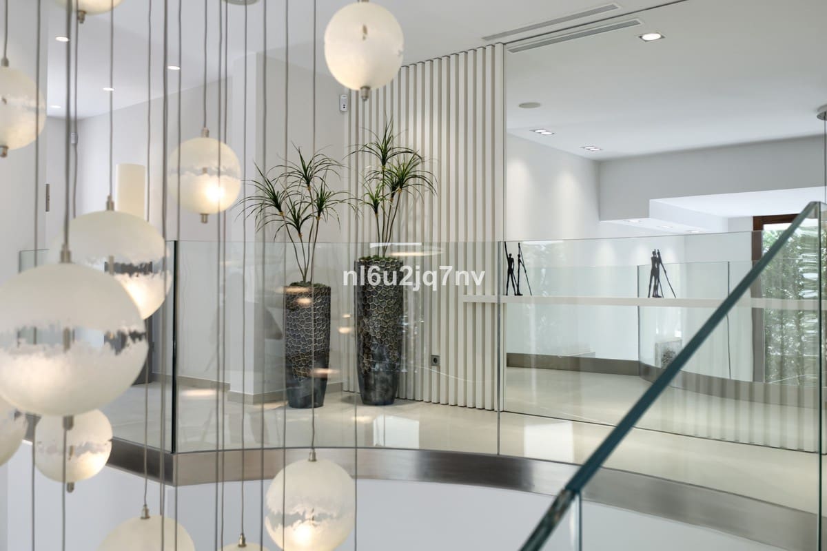 9 soveværelse Villa til salg i Nueva Andalucia med swimmingpool garage - € 11.800.000 (Ref: 5168277)