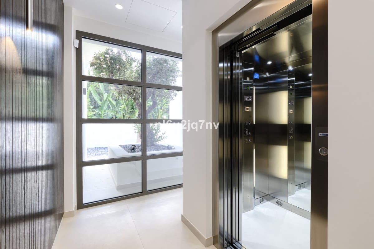 9 soveværelse Villa til salg i Nueva Andalucia med swimmingpool garage - € 11.800.000 (Ref: 5168277)