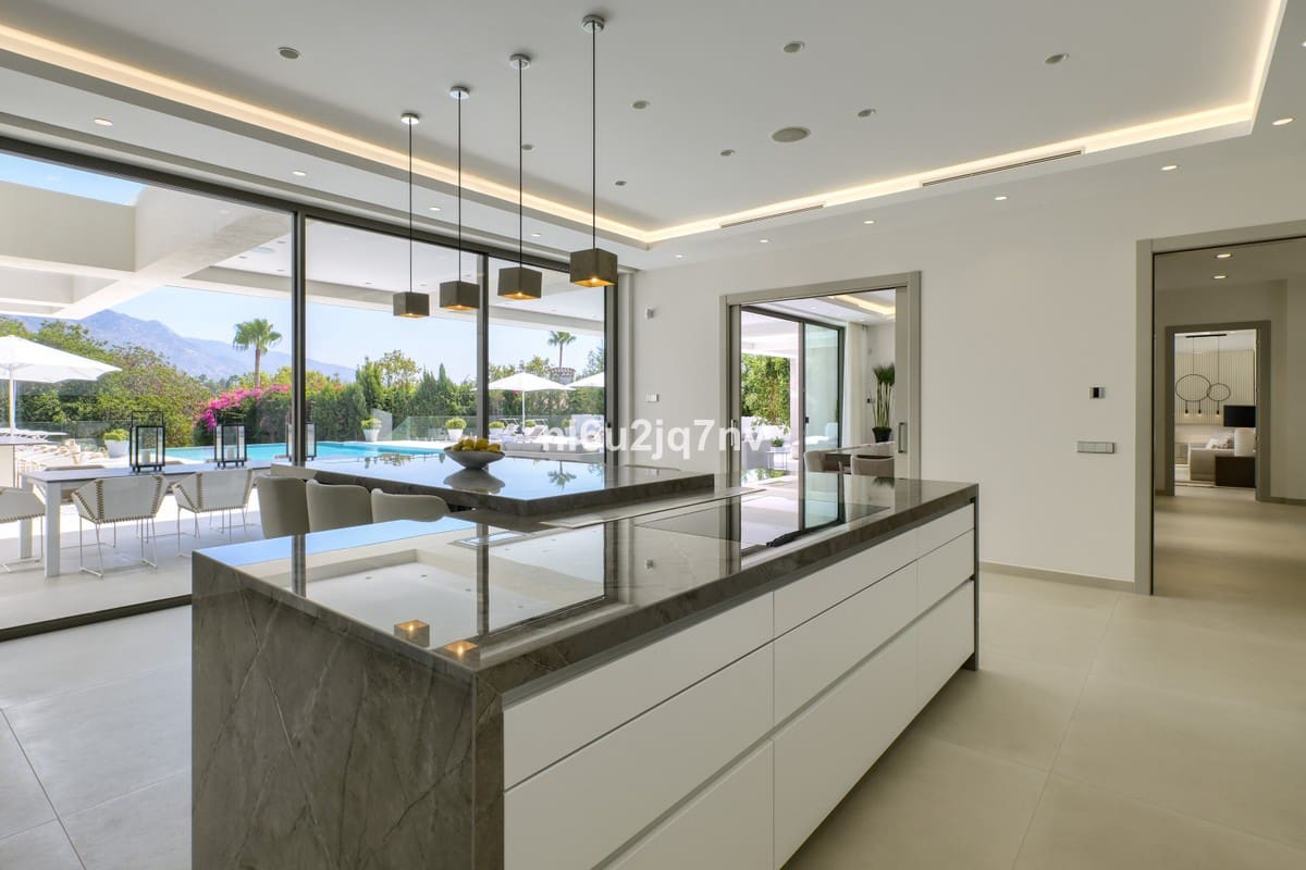 9 soveværelse Villa til salg i Nueva Andalucia med swimmingpool garage - € 11.800.000 (Ref: 5168277)