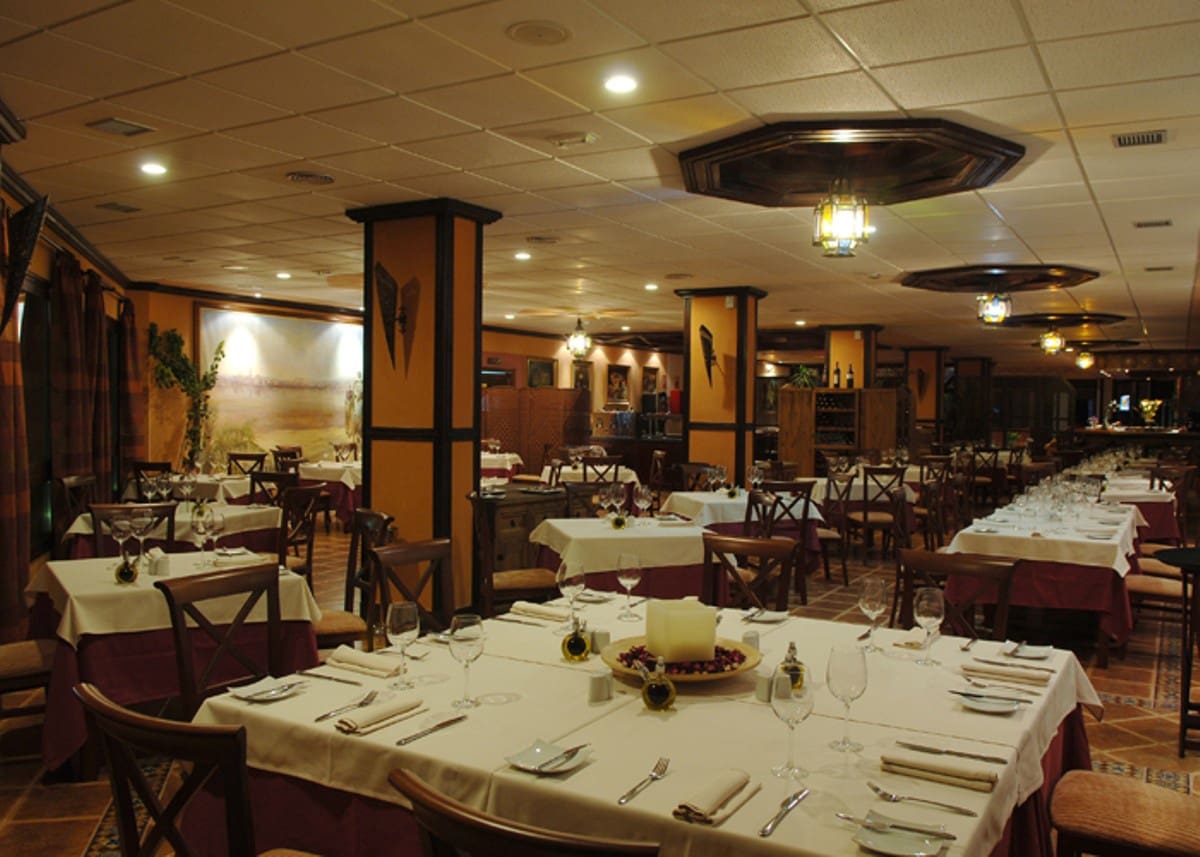 80 soveværelse Hotel til salg i Ojen med swimmingpool - € 11.000.000 (Ref: 5168395)