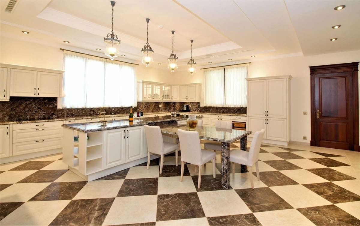 5 sypialnia Willa na sprzedaż w Guadalmina z basenem garażem - 10 200 000 € (Ref: 5266411)