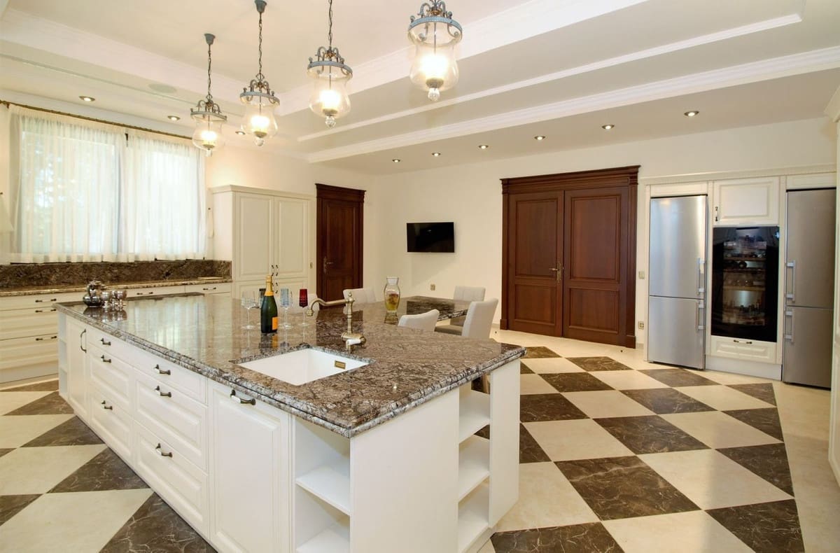 5 sypialnia Willa na sprzedaż w Guadalmina z basenem garażem - 10 200 000 € (Ref: 5266411)