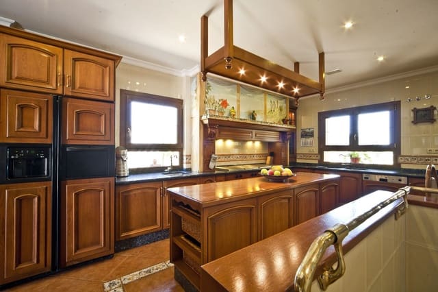 7 sypialnia Willa na sprzedaż w Puerto Banus, Marbella z basenem garażem - 10 000 000 € (Ref: 5282599)