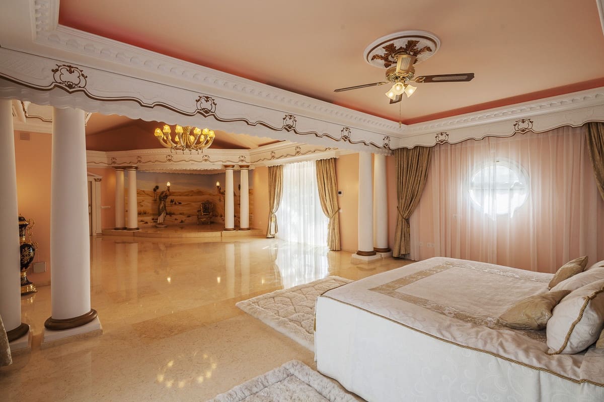 6 bedroom Villa for sale in Sotogrande with pool - € 10,000,000 (Ref: 6471479)