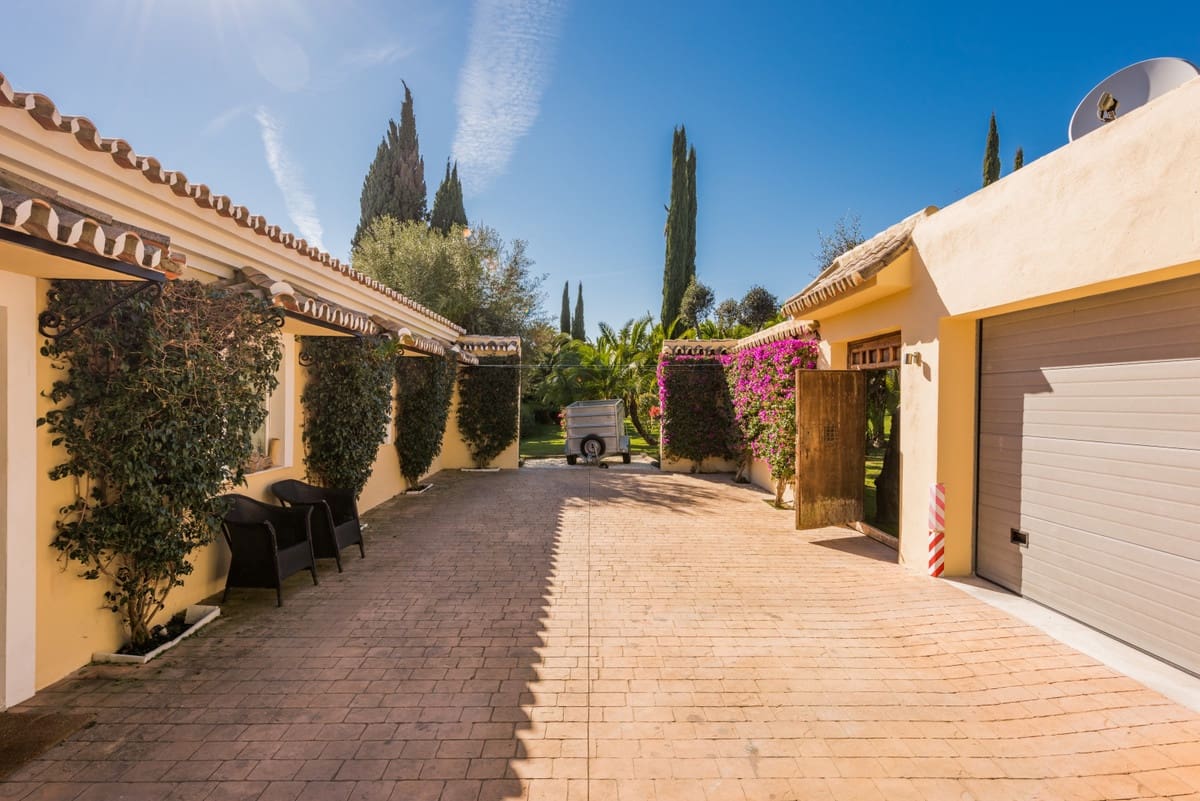 6 bedroom Villa for sale in Marbella with pool - € 14,850,000 (Ref: 6530959)