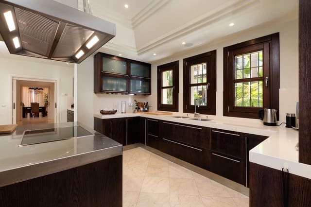 10 slaapkamer Villa te koop in Casco Antiguo, Marbella met zwembad garage - € 10.800.000 (Ref: 7082484)