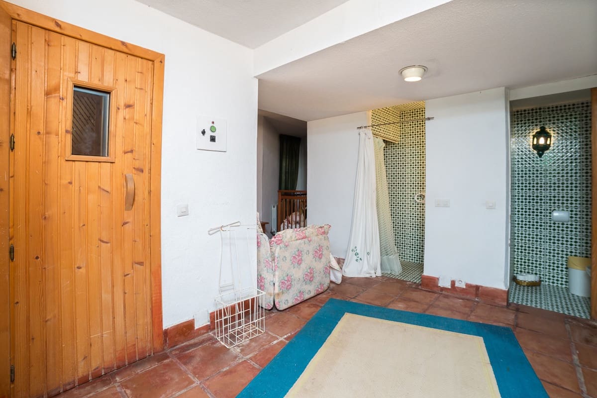 7 bedroom Villa for sale in Benahavis with pool garage - € 5,833,000 (Ref: 7082486)