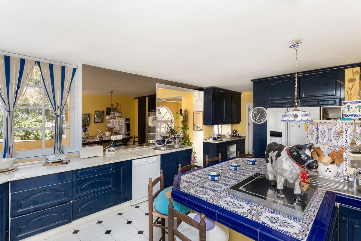 7 bedroom Villa for sale in Benahavis with pool garage - € 5,833,000 (Ref: 7082486)