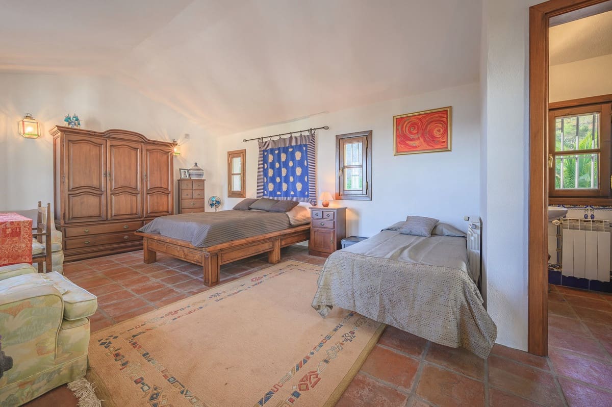 8 soverom Villa til salgs i Ojen med svømmebasseng garasje - € 3 595 000 (Ref: 7223438)