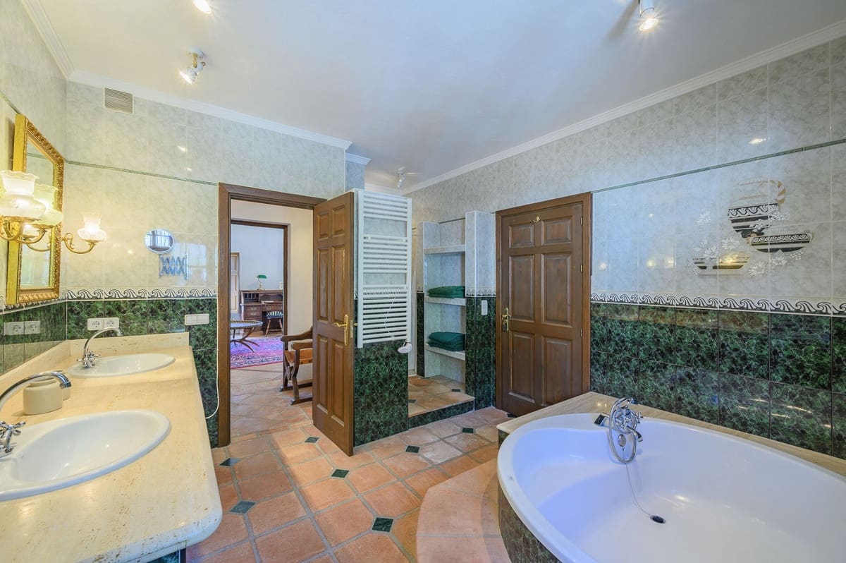 8 soverom Villa til salgs i Ojen med svømmebasseng garasje - € 3 595 000 (Ref: 7223438)