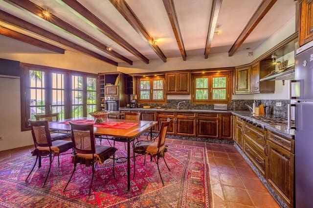 8 soverom Villa til salgs i Ojen med svømmebasseng garasje - € 3 595 000 (Ref: 7223438)