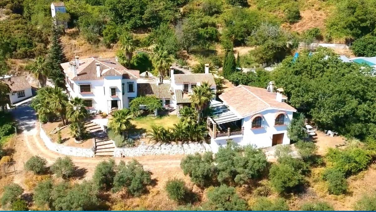 8 soverom Villa til salgs i Ojen med svømmebasseng garasje - € 3 595 000 (Ref: 7223438)