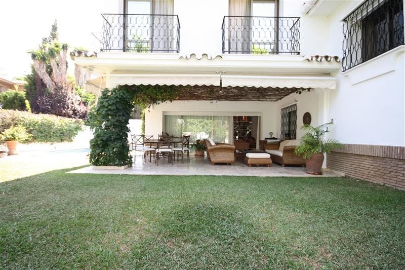 6 sovrum Villa till salu i Los Monteros med pool garage - 4 500 000 € (Ref: 7223469)