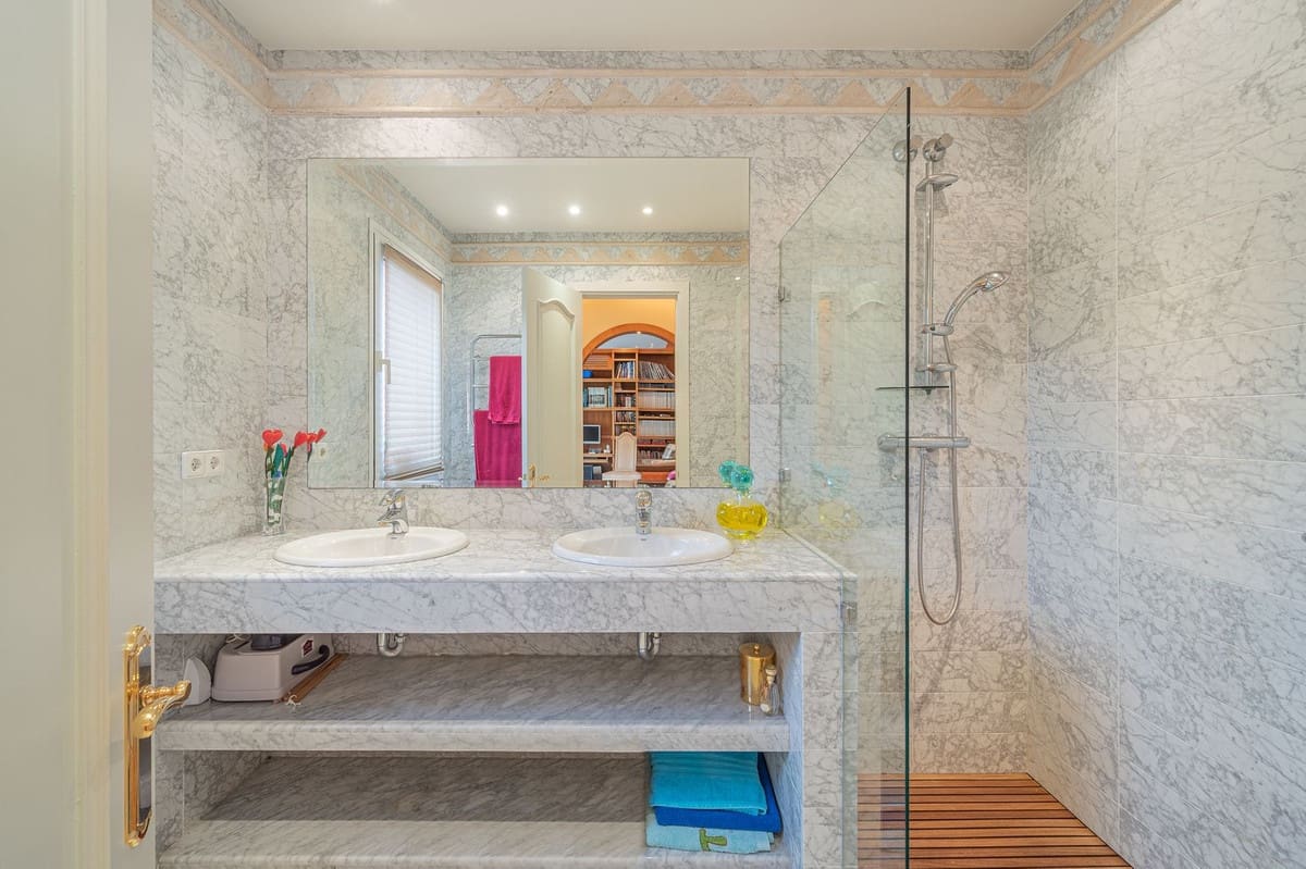 4 sypialnia Willa na sprzedaż w Marbella z basenem garażem - 4 200 000 € (Ref: 7223667)