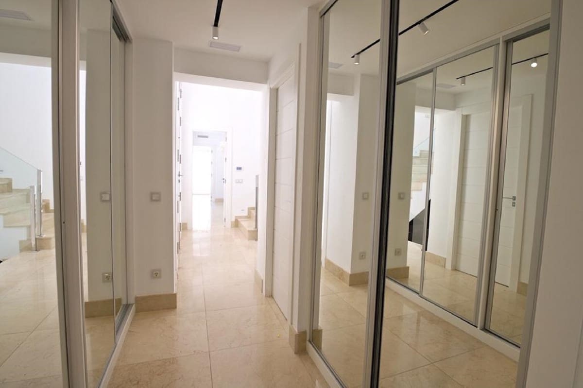 6 bedroom Villa for sale in Nueva Andalucia with pool garage - € 4,500,000 (Ref: 7223732)