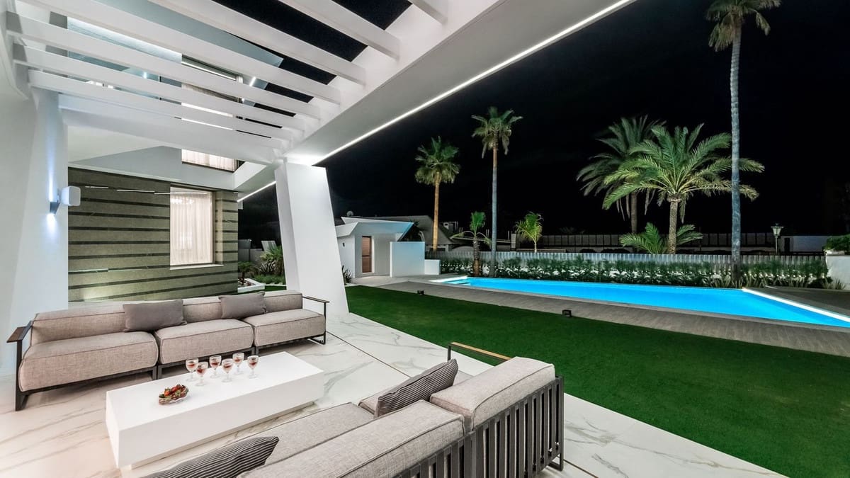 6 soveværelse Villa til salg i Los Monteros med swimmingpool garage - € 11.750.000 (Ref: 7456082)