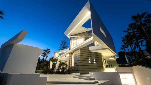 6 soveværelse Villa til salg i Los Monteros, Marbella med swimmingpool garage - € 11.750.000 (Ref: 7456082)