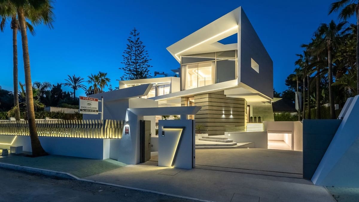 6 soveværelse Villa til salg i Los Monteros med swimmingpool garage - € 11.750.000 (Ref: 7456082)