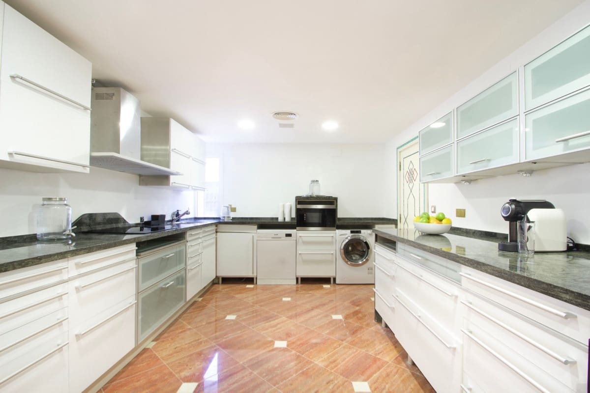 9 sypialnia Willa na sprzedaż w Golden Mile z basenem - 50 000 000 € (Ref: 7543231)