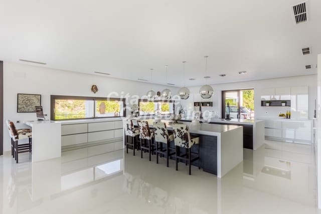 8 bedroom Villa for sale in La Zagaleta - El Madroñal, Benahavís with pool - € 11,900,000 (Ref: 7673413)