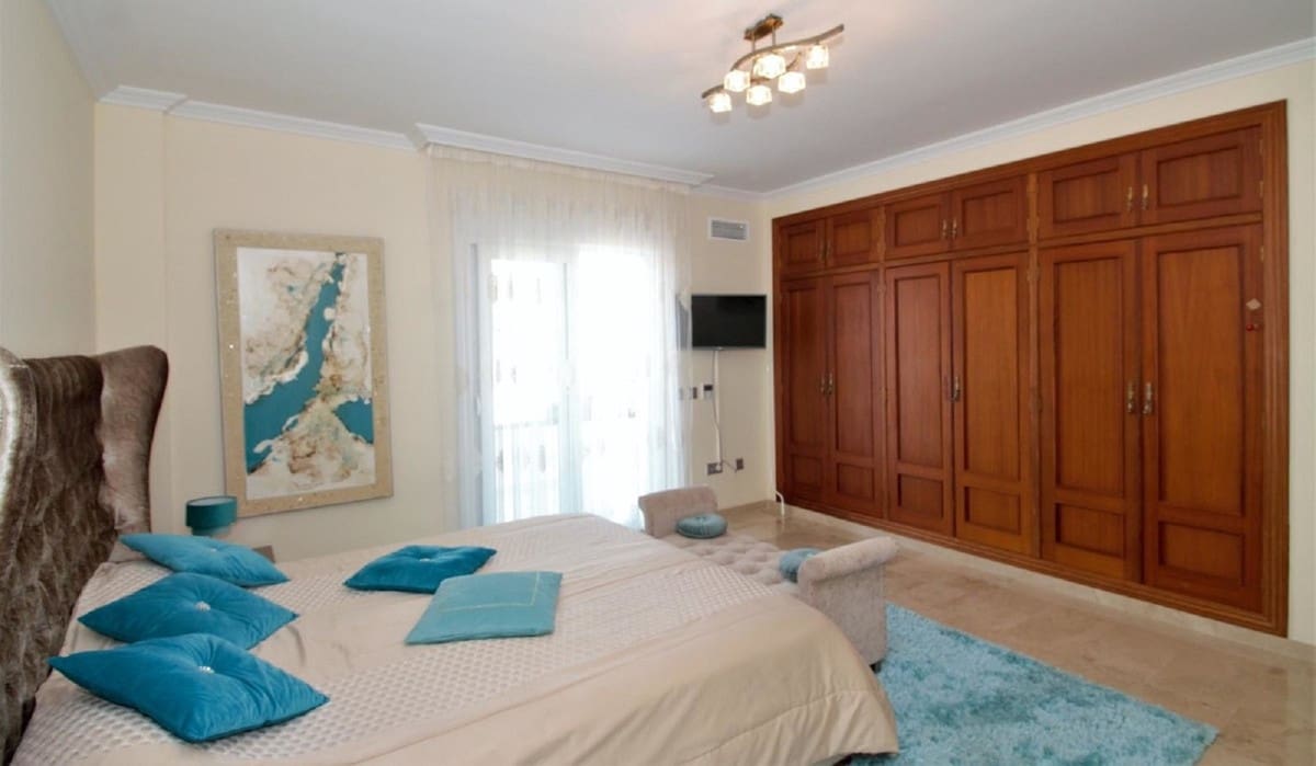 10 soverom Villa til salgs i El Paraiso med svømmebasseng - € 3 300 000 (Ref: 7747070)