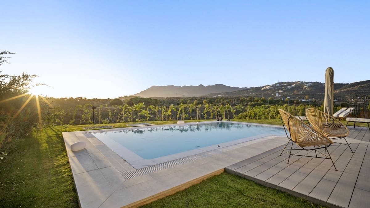 4 sypialnia Willa na sprzedaż w Marbella z basenem garażem - 3 500 000 € (Ref: 7747080)