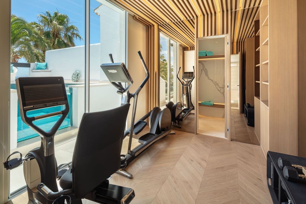 6 soveværelse Studio til salg i Golden Mile med swimmingpool garage - € 22.000.000 (Ref: 7878409)