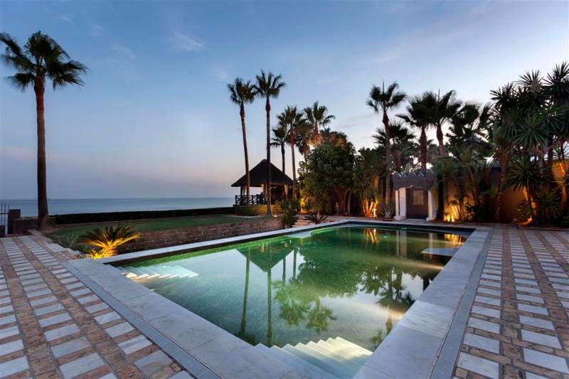 7 soverom Villa til salgs i Los Monteros med svømmebasseng garasje - € 17 000 000 (Ref: 7989177)