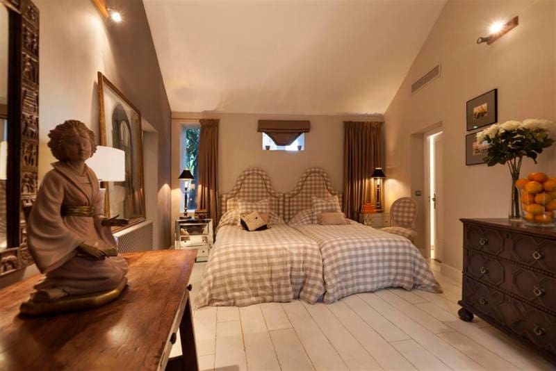 7 soverom Villa til salgs i Los Monteros med svømmebasseng garasje - € 17 000 000 (Ref: 7989177)