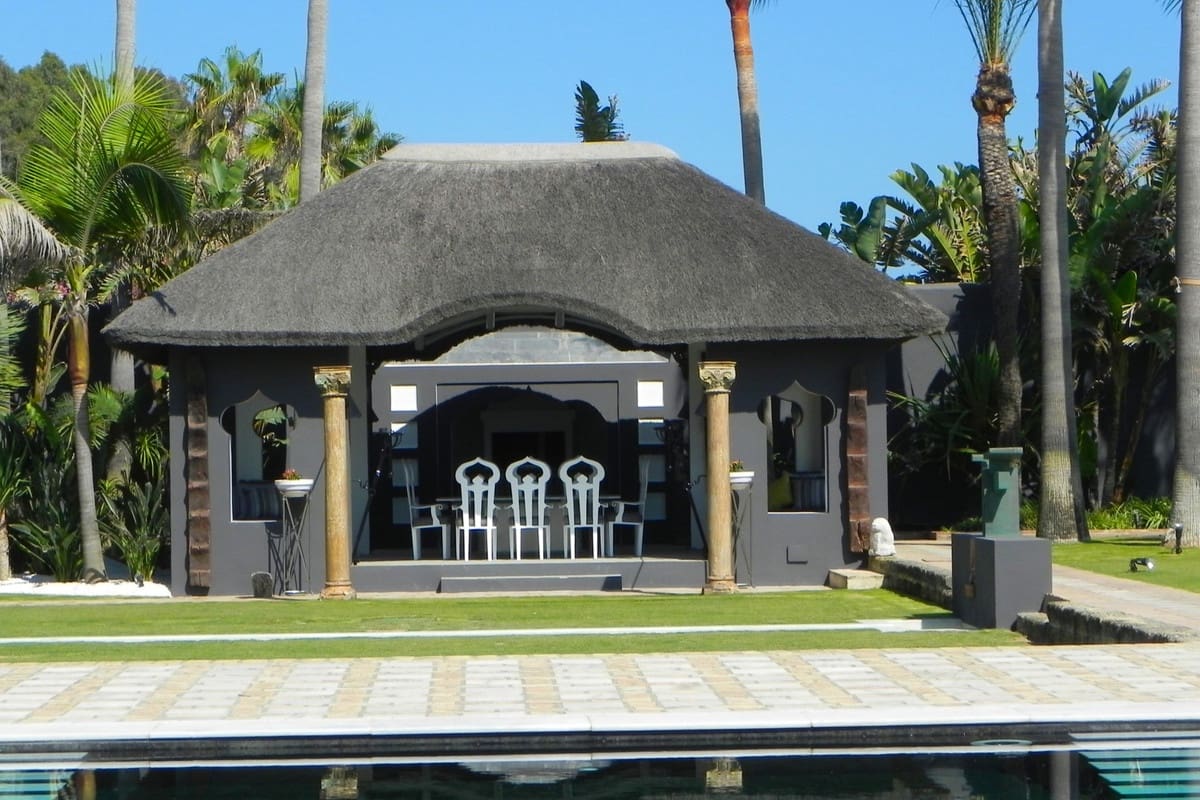 7 soverom Villa til salgs i Los Monteros med svømmebasseng garasje - € 17 000 000 (Ref: 7989177)