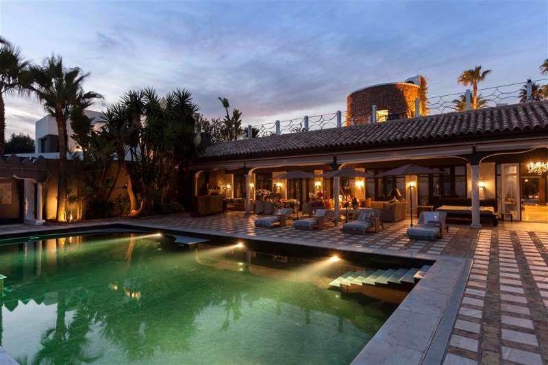 7 soverom Villa til salgs i Los Monteros med svømmebasseng garasje - € 17 000 000 (Ref: 7989177)