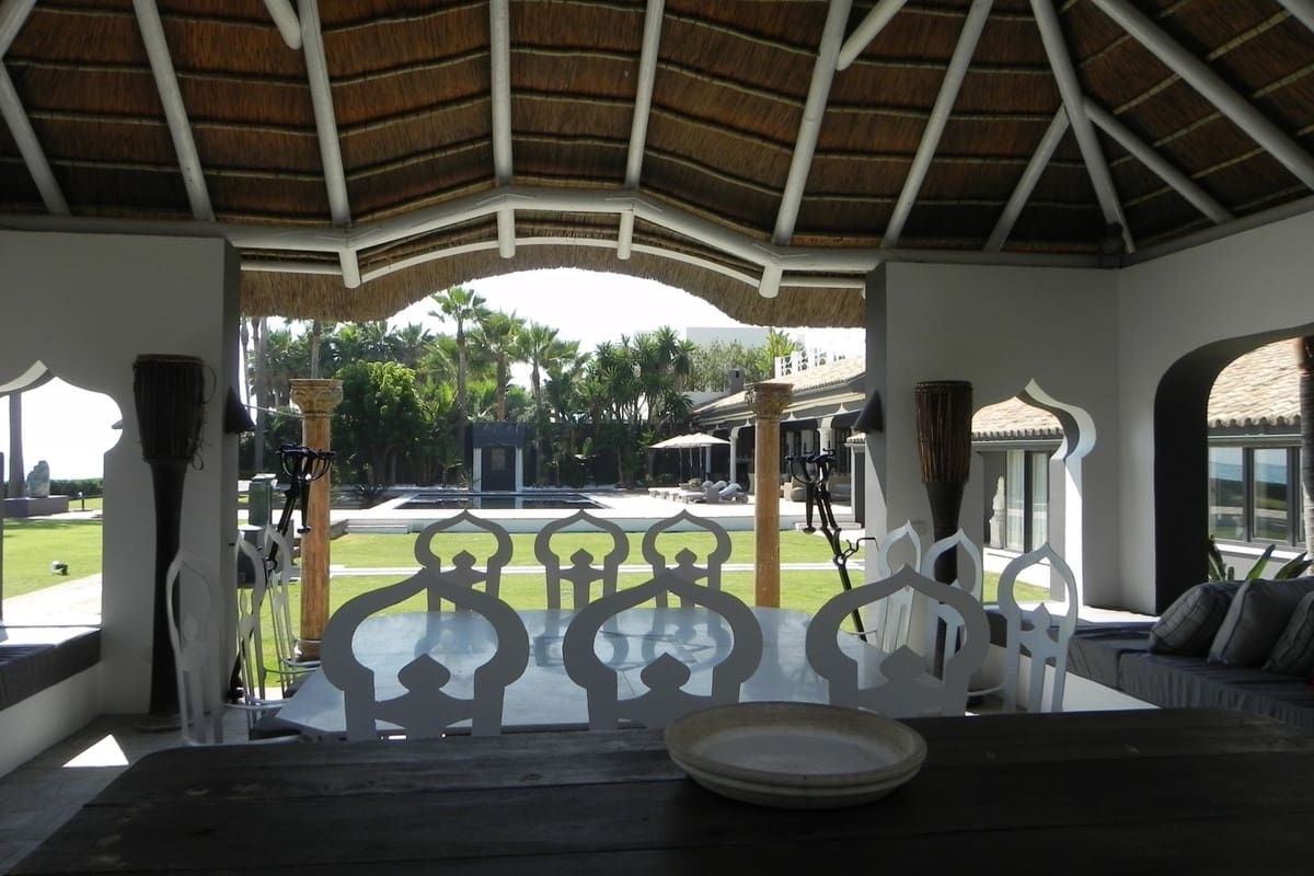 7 soverom Villa til salgs i Los Monteros med svømmebasseng garasje - € 17 000 000 (Ref: 7989177)