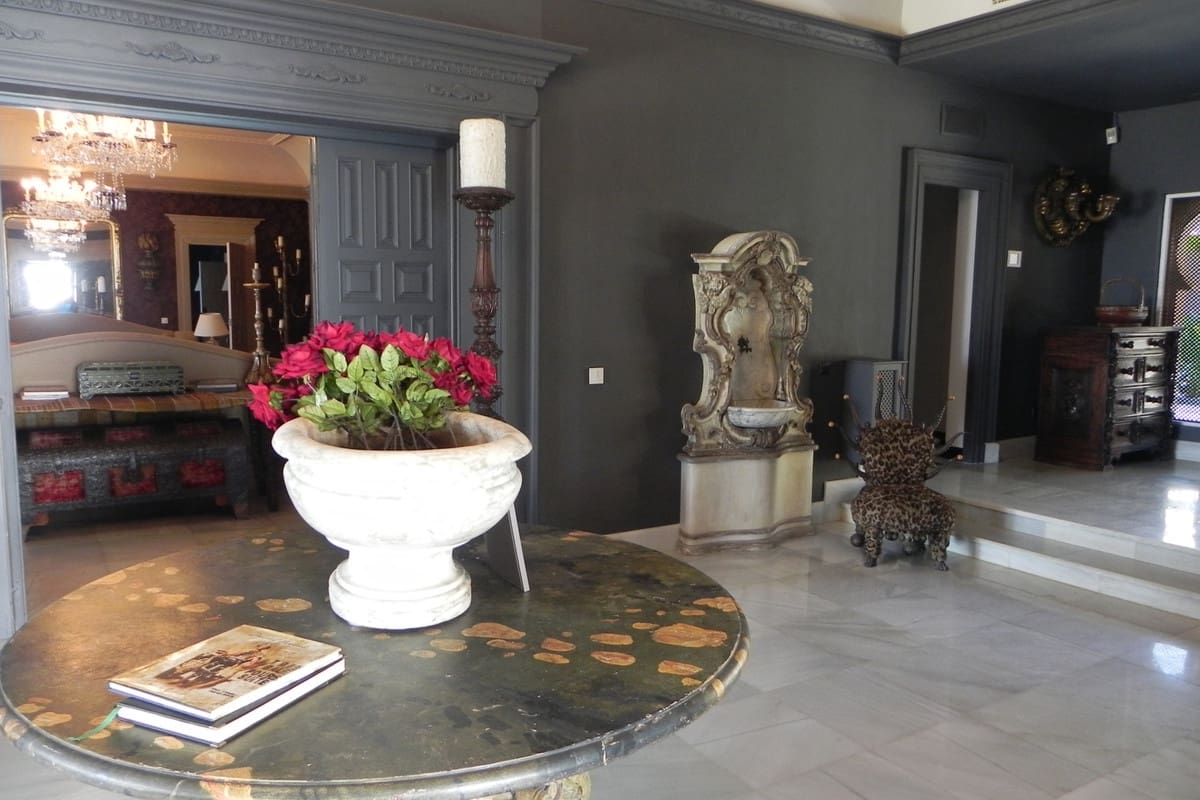 7 soverom Villa til salgs i Los Monteros med svømmebasseng garasje - € 17 000 000 (Ref: 7989177)