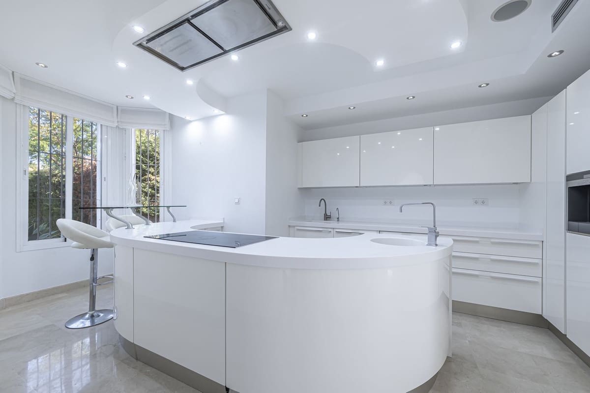 7 sypialnia Willa na sprzedaż w Nueva Andalucia z basenem garażem - 3 850 000 € (Ref: 8441764)