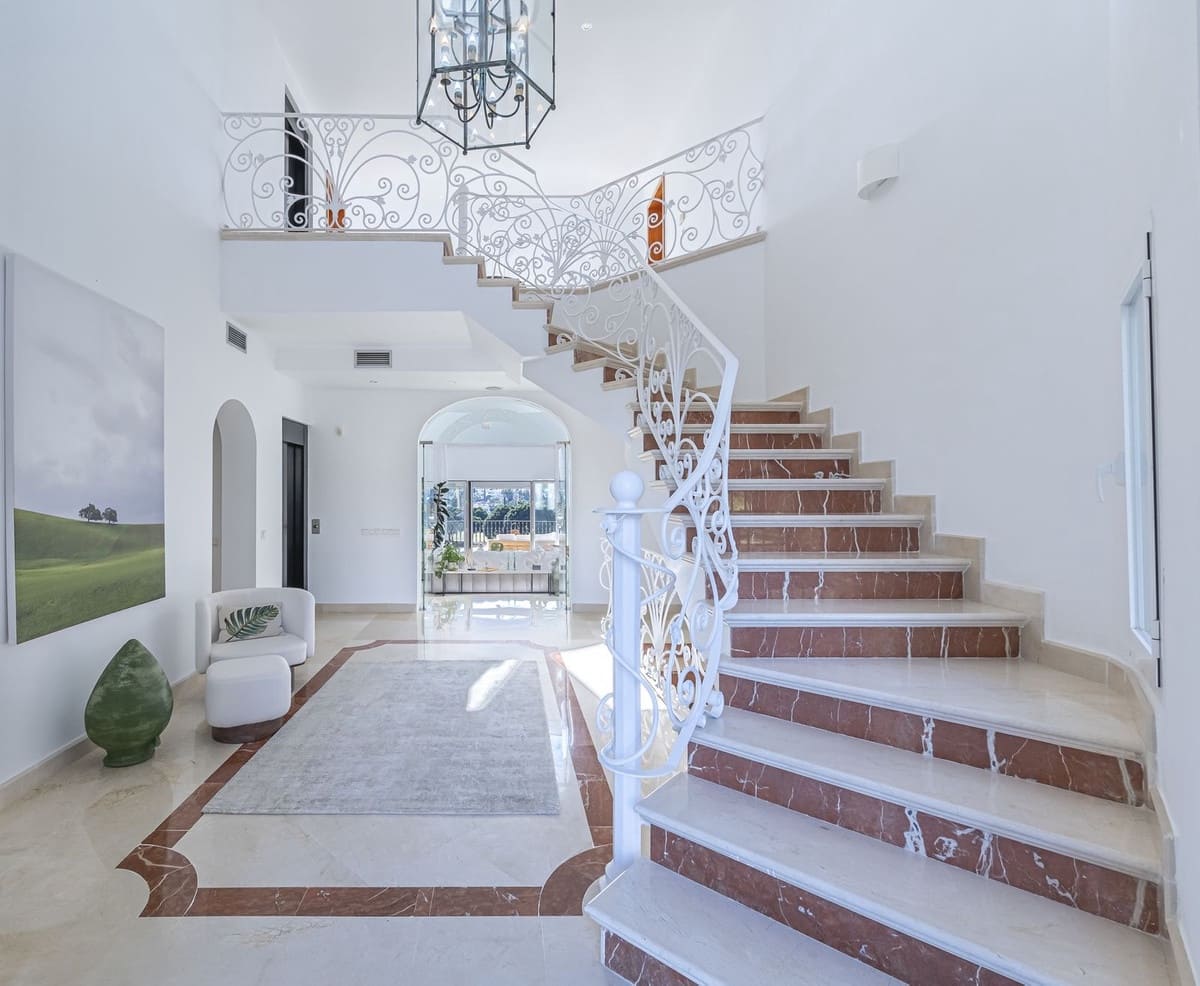 7 sypialnia Willa na sprzedaż w Nueva Andalucia z basenem garażem - 3 850 000 € (Ref: 8441764)