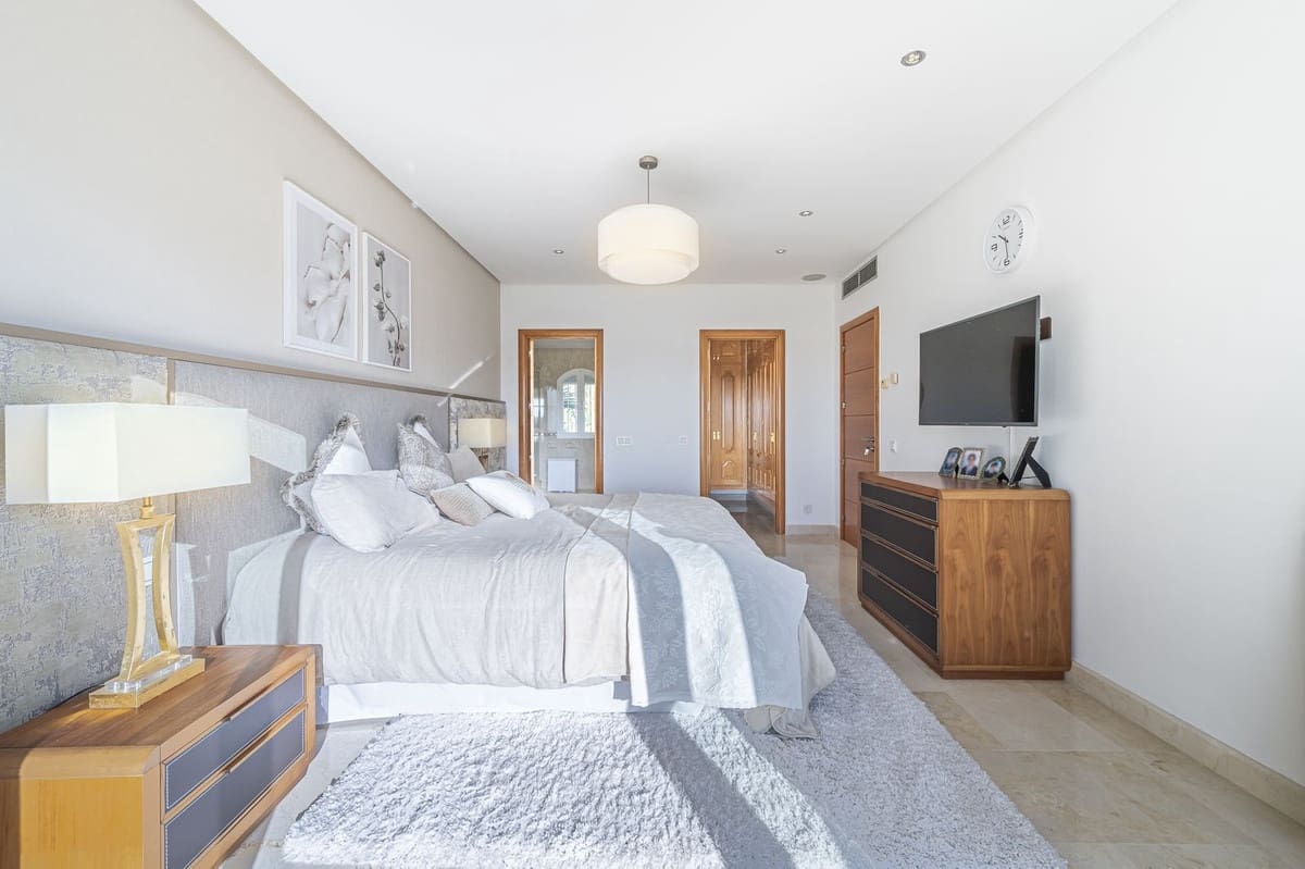 7 sypialnia Willa na sprzedaż w Nueva Andalucia z basenem garażem - 3 850 000 € (Ref: 8441764)