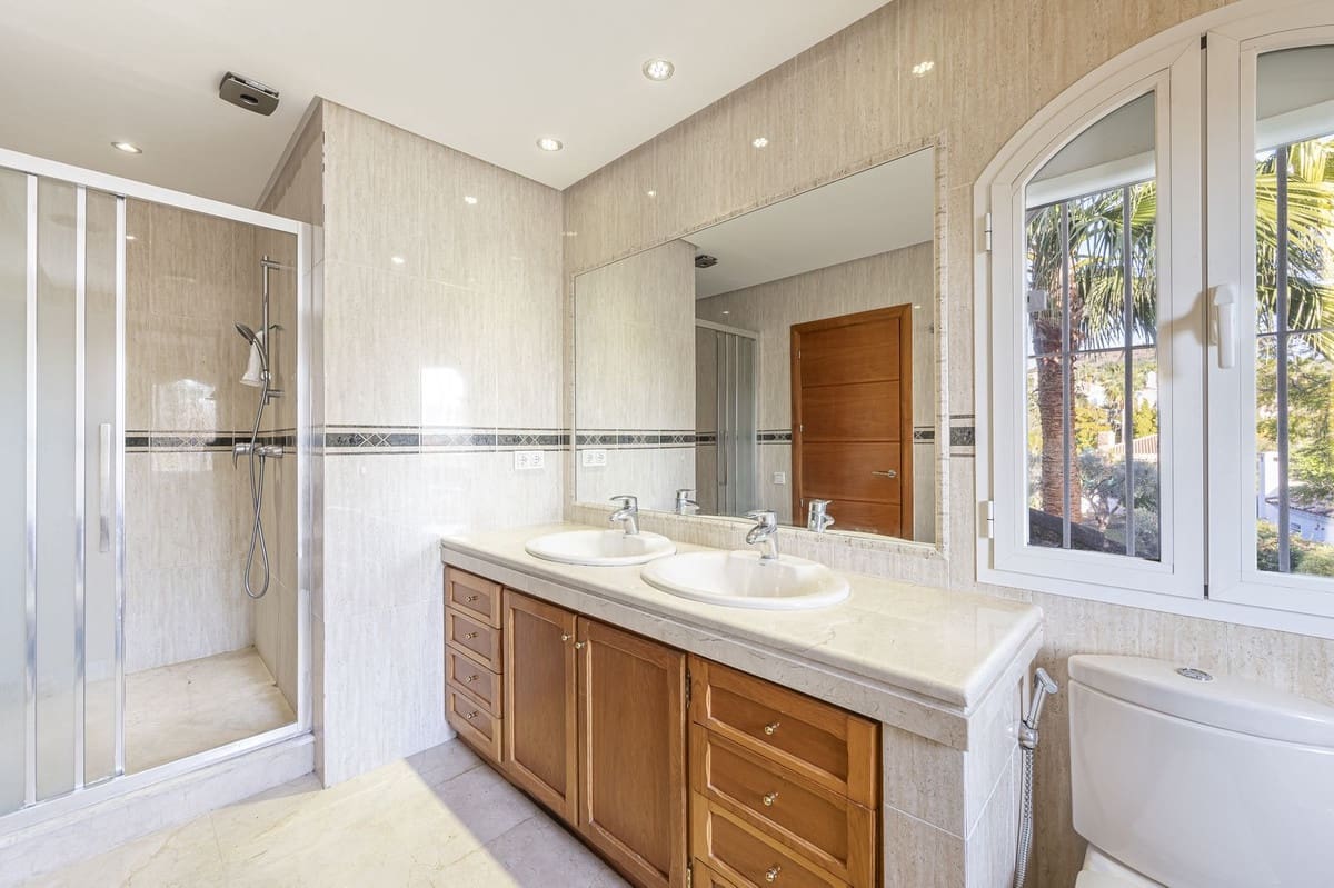 7 sypialnia Willa na sprzedaż w Nueva Andalucia z basenem garażem - 3 850 000 € (Ref: 8441764)