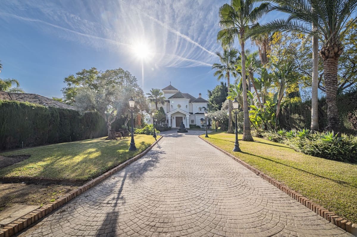 7 sypialnia Willa na sprzedaż w Nueva Andalucia z basenem garażem - 3 850 000 € (Ref: 8441764)