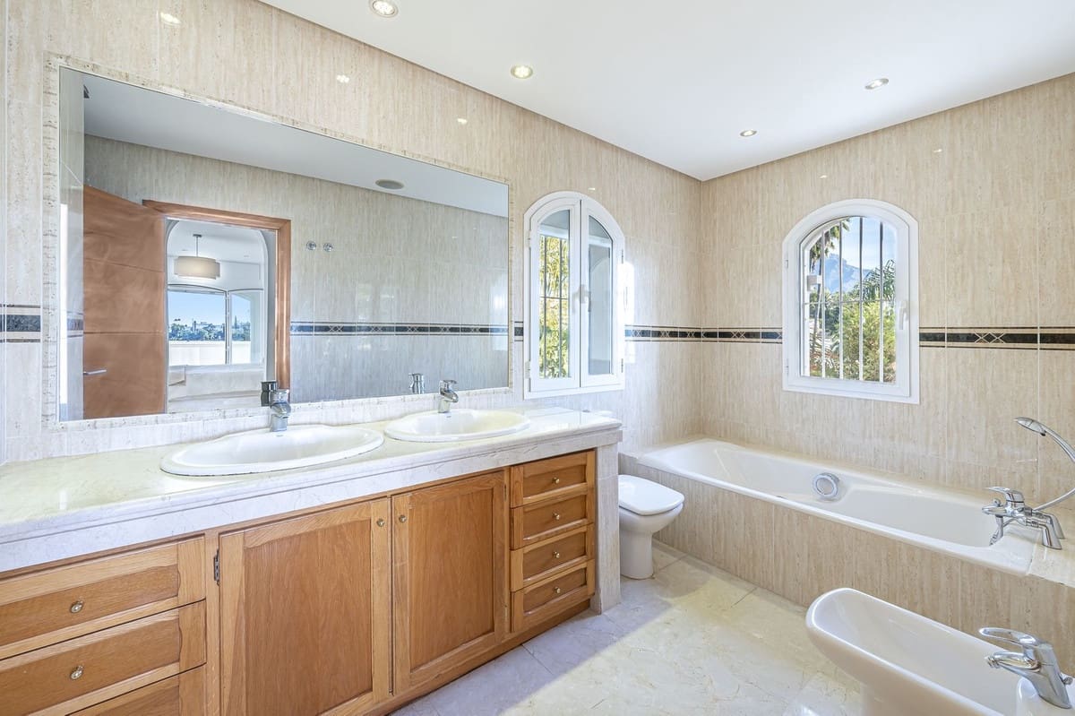 7 sypialnia Willa na sprzedaż w Nueva Andalucia z basenem garażem - 3 850 000 € (Ref: 8441764)