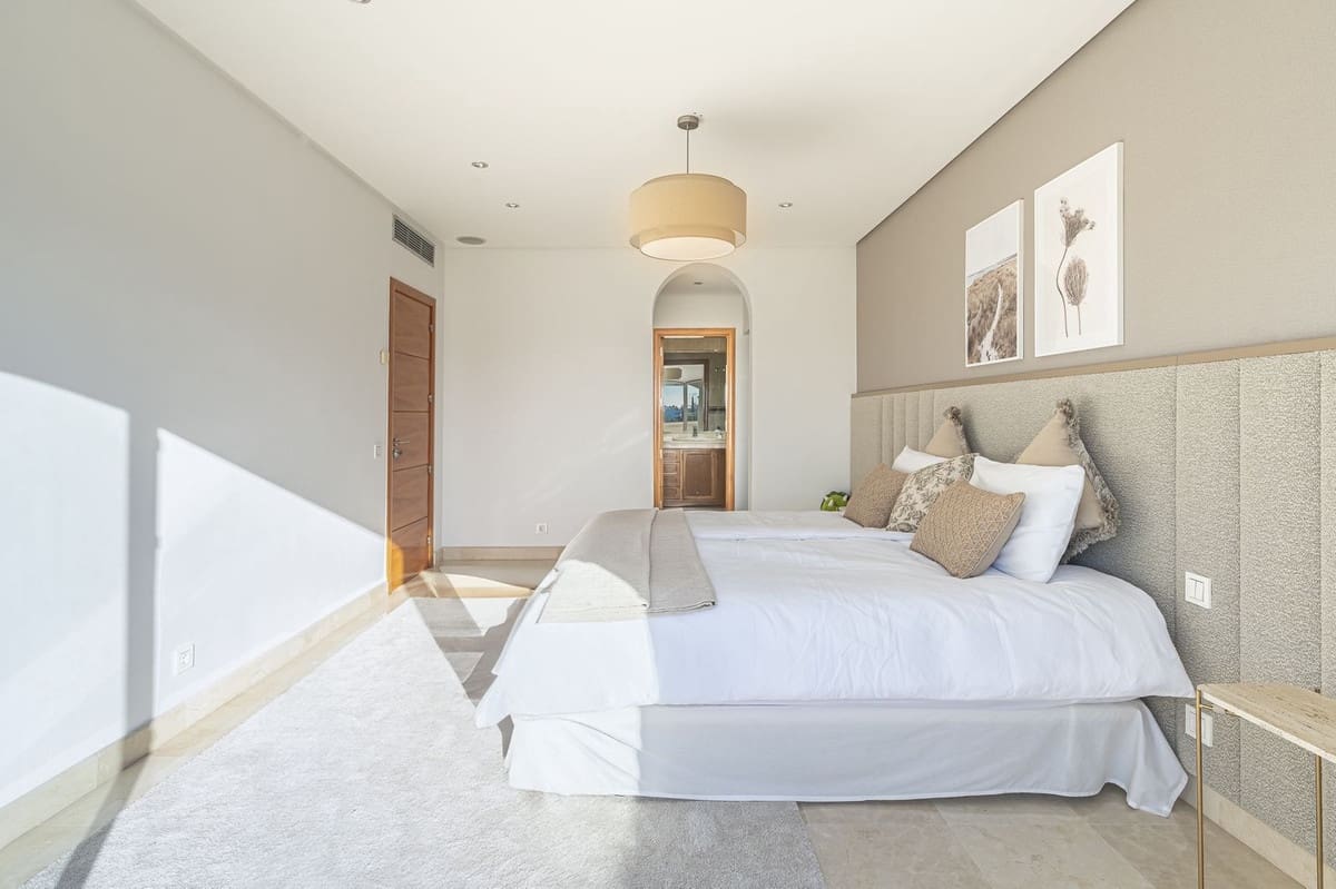 7 sypialnia Willa na sprzedaż w Nueva Andalucia z basenem garażem - 3 850 000 € (Ref: 8441764)