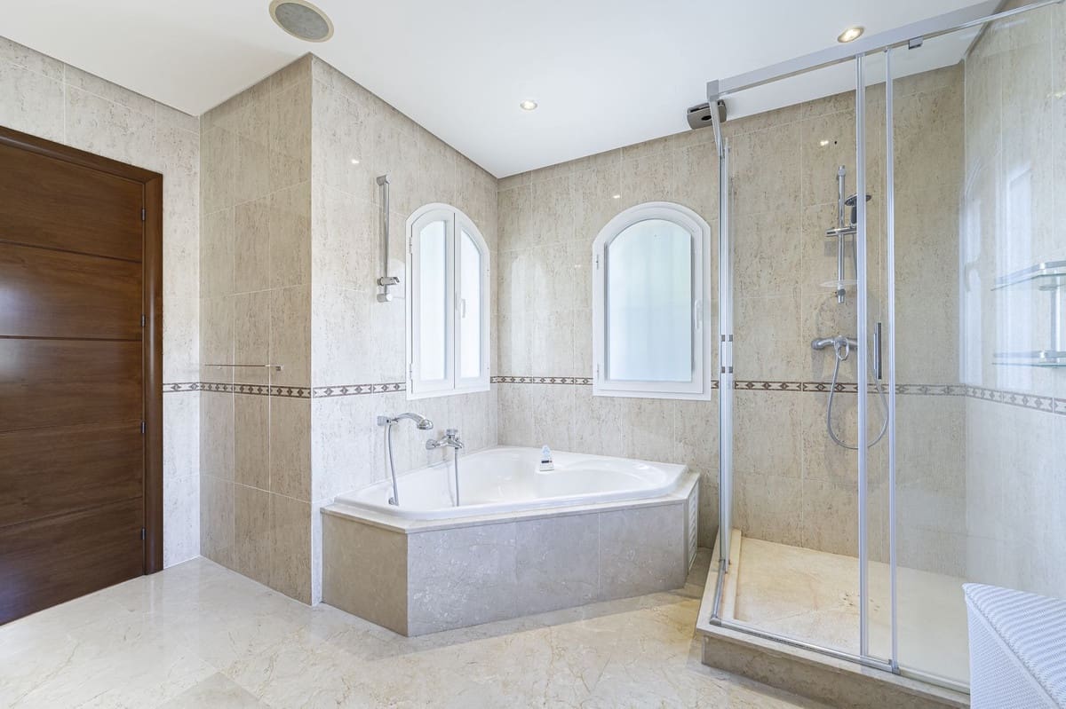 7 sypialnia Willa na sprzedaż w Nueva Andalucia z basenem garażem - 3 850 000 € (Ref: 8441764)