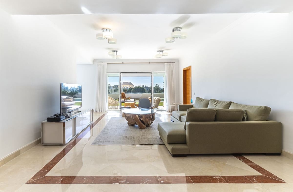 7 sypialnia Willa na sprzedaż w Nueva Andalucia z basenem garażem - 3 850 000 € (Ref: 8441764)