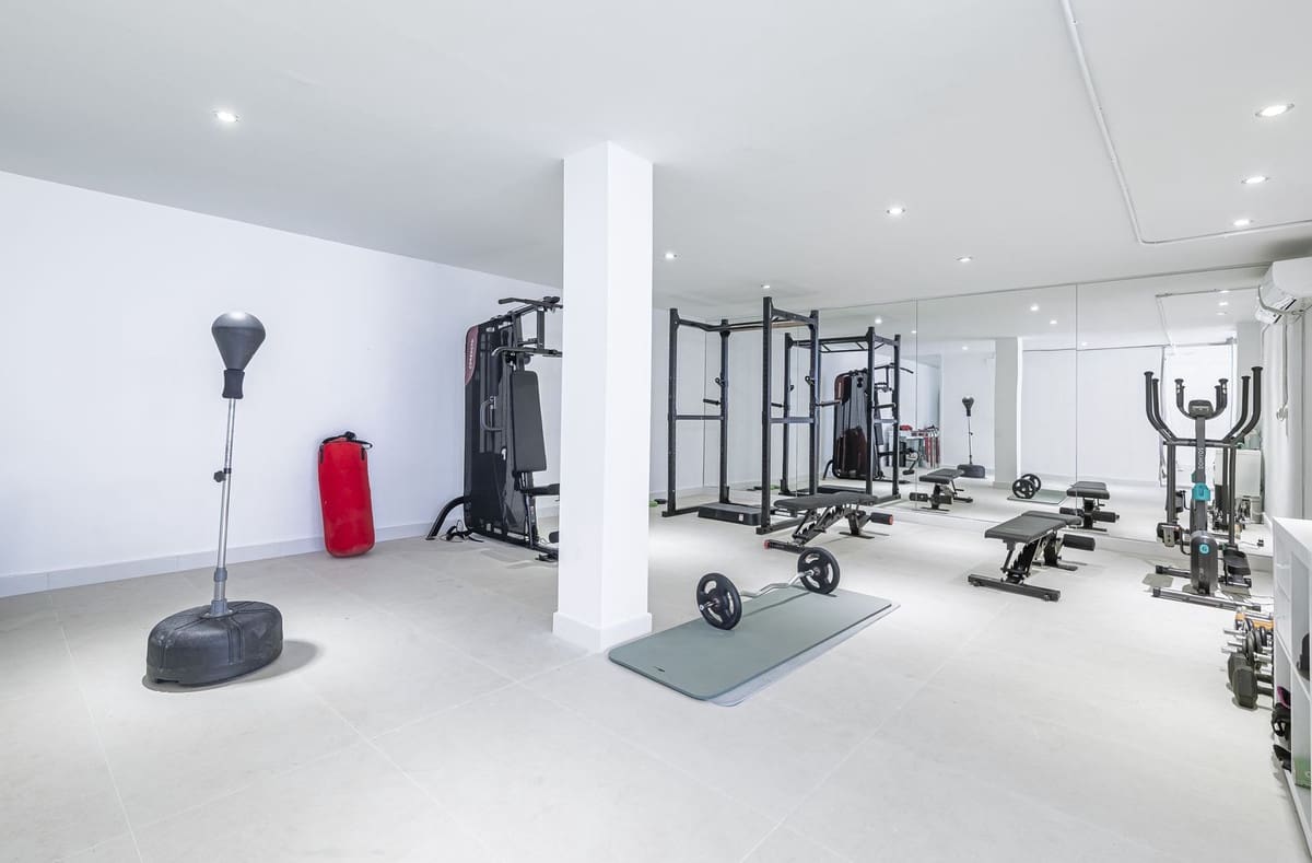 7 sypialnia Willa na sprzedaż w Nueva Andalucia z basenem garażem - 3 850 000 € (Ref: 8441764)