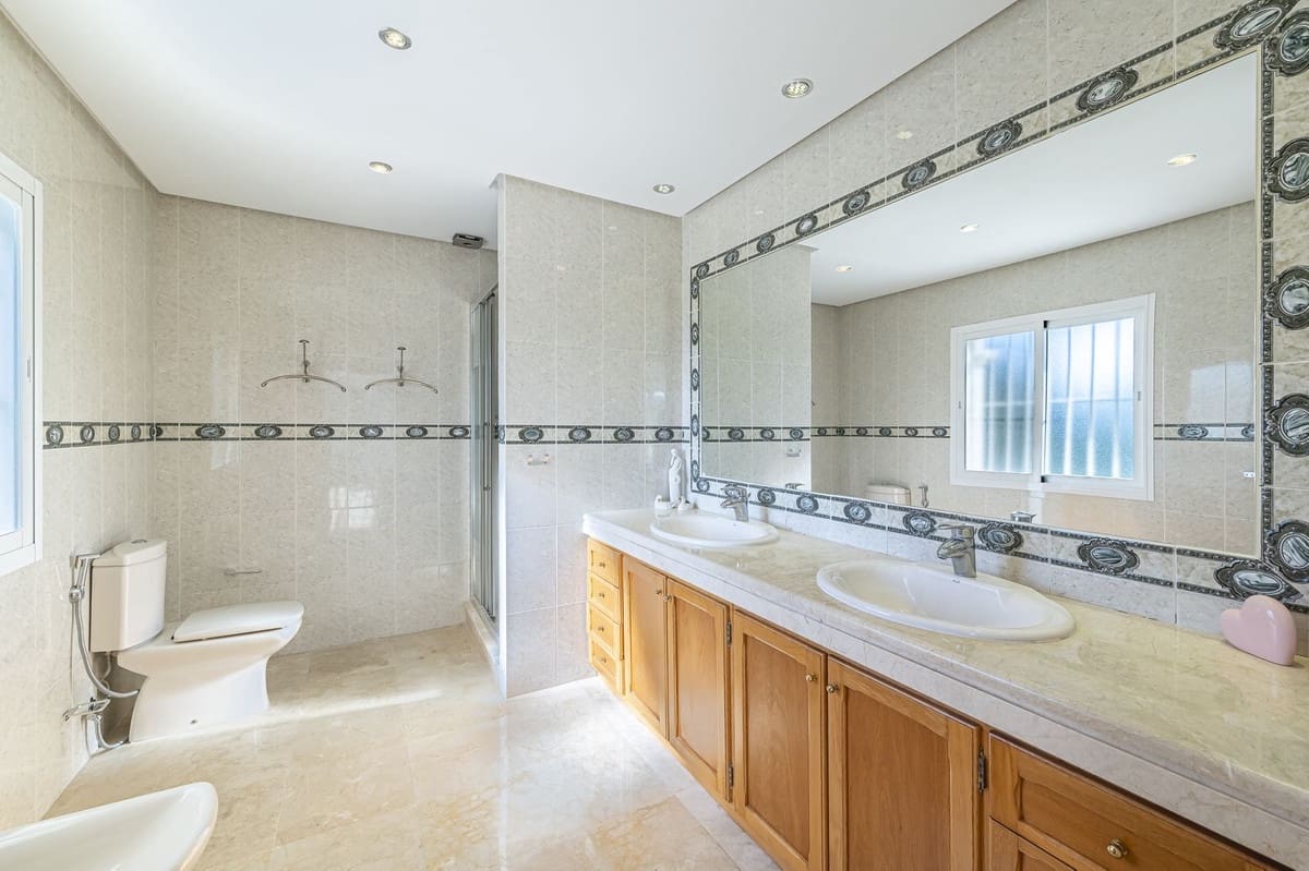 7 sypialnia Willa na sprzedaż w Nueva Andalucia z basenem garażem - 3 850 000 € (Ref: 8441764)