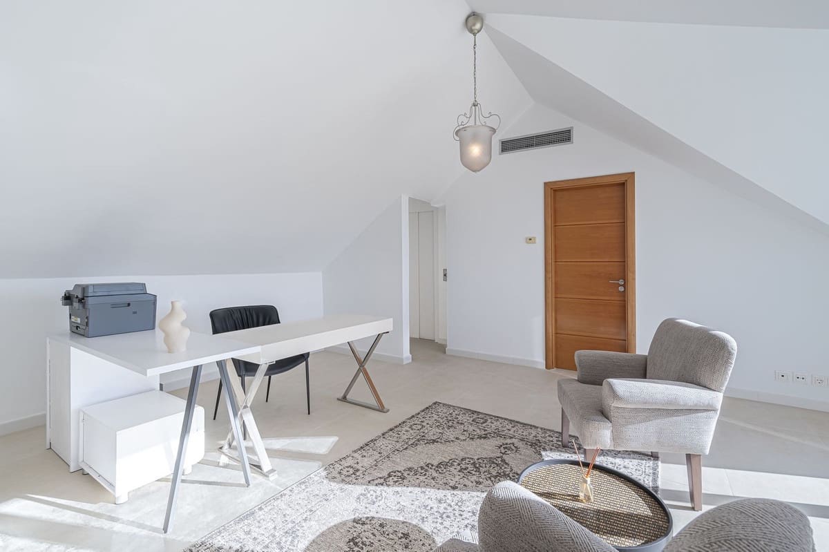 7 sypialnia Willa na sprzedaż w Nueva Andalucia z basenem garażem - 3 850 000 € (Ref: 8441764)