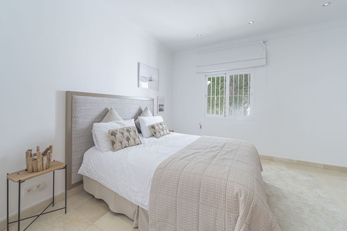 7 sypialnia Willa na sprzedaż w Nueva Andalucia z basenem garażem - 3 850 000 € (Ref: 8441764)